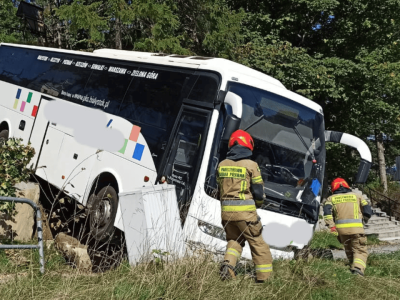 Groźny wypadek w Zakopanem. Autokar przebił barierki, stoczył się ze skarpy przy kościele