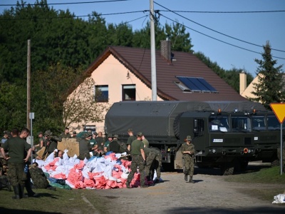 Kilkadziesiąt tysięcy mundurowych walczy z powodzią