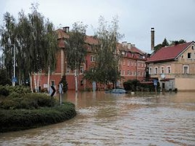 Powódź zdewastowała jej mieszkanie. 