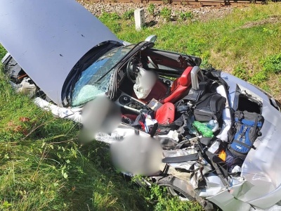 Nie żyje jedna osoba. BMW zostało zmiażdżone przez pociąg