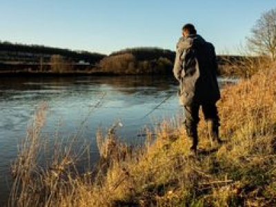 Rozbierał wał przeciwpowodziowy. Skandaliczne zachowanie wędkarza