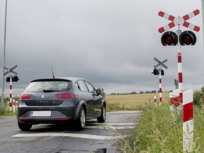 Jak zachować się na przejeździe kolejowo-drogowym bez rogatek?