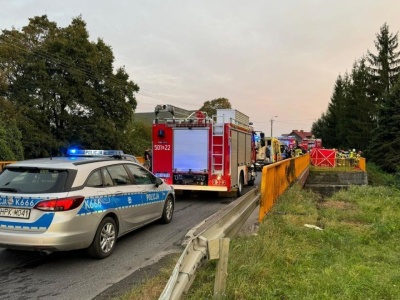 Nie żyje młody kierowca, był zakleszczony w rozbitym wraku. Tragedia w polskim mieście