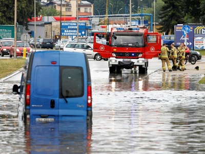 Burze z silnym deszczem i gradem przejdą przez południe Polski. Mogą wystąpić podtopienia