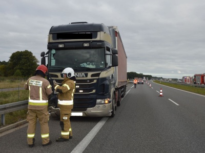 Ciągnik siodłowy staranował osobowe renault