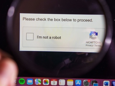 Google nie potrafi już odróżnić ludzi od botów. Test „Udowodnij, że nie jesteś robotem” nie działa.