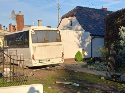 Kierowca celowo staranował budynek. „Dzieci błagały, żeby się zatrzymał”