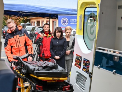 Pogotowie ratunkowe w Siedlcach ma nową karetkę bariatryczną za 750 tys. zł. To jedna z pierwszych w Polsce