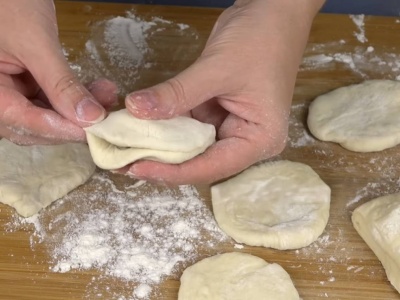 Wlej 1 łyżkę do mąki. Ciasto na pierogi wyjdzie elastyczne i miękkie