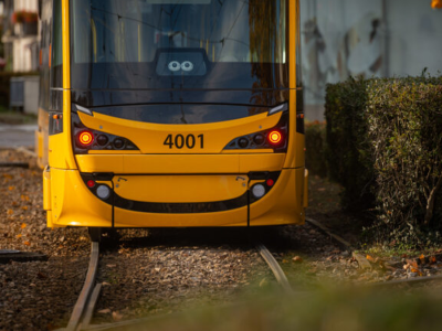 Belka przebiła podłogę tramwaju. Pasażer został ranny. 