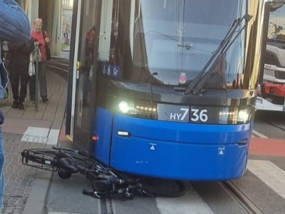 Wypadek na Rondzie Mogilskim: Rowerzysta wpadł pod tramwaj