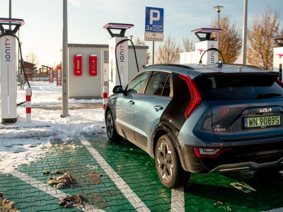 Kia Niro w tej wersji nie korzysta z ładowarek. To jest hybryda na gaz z zasięgiem 1600 km