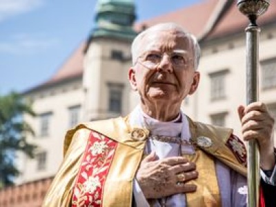 Odszedł, ale zostaje? Abp. Jędraszewski póki co niezastąpiony