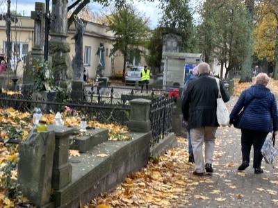 Tuż przed Wszystkimi Świętymi podnieśli opłaty na cmentarzu. Tyle zapłacą teraz mieszkańcy