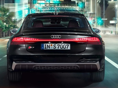 Audi S7 kiedyś: „cztery lufy”. Audi S7 dzisiaj: brak końcówek wydechu. Tak się przyzwyczaja klientów