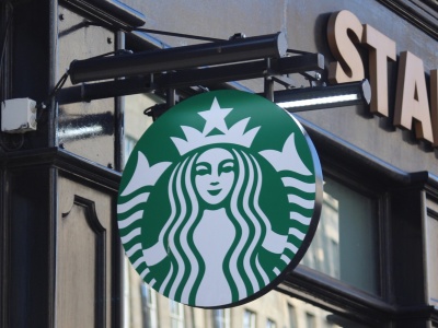 Lata odrzutowcem do pracy i chce uratować Starbucksa. Nowy prezesa ma zaskakujący plan