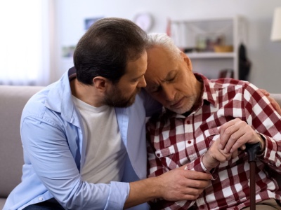 ZUS wypłaci pieniądze na opiekę nad matką lub ojcem. Ale nie wypłaci, gdy rodzina tak mieszka