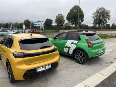 Retrofuturyzm Renault kontra nowoczesność Peugeot: która strategia wygra?