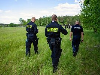 Po badaniu alkomatem uciekł policjantom. Trwa obława na pijanego kierowcę