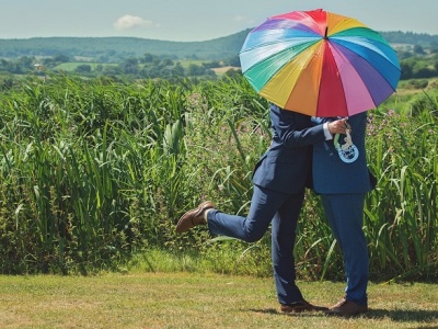 Jedna czwarta Polaków popiera „homo-adopcję”? Niepokojący sondaż dla „Rzeczpospolitej”