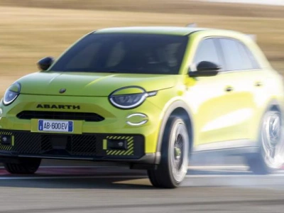 Miejski crossover do latania bokiem. Nazywa się Abarth 600e i kąsa jak skorpion