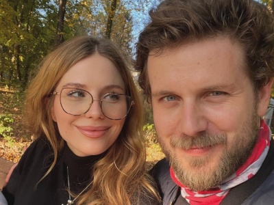 Antoni Królikowski i Izabela pochwalili się kadrami z rodzinnego spaceru. Pokazali twarz córki