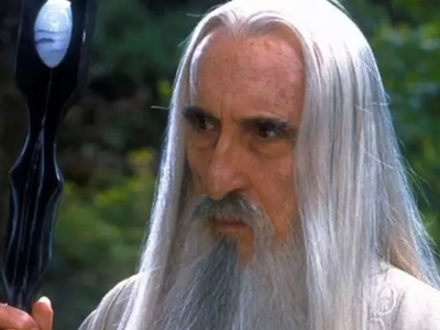 Christopher Lee powróci jako Saruman we Władcy Pierścieni: Wojnie Rohirrimów - i to nie za sprawą AI