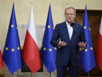 Tusk pisze o Dudzie, milczy o Tomczyku. Lawina komentarzy