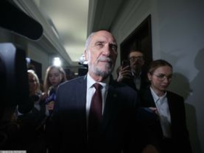 Macierewicz zapytany przez dziennikarzy. Mówił o 