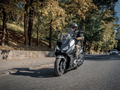 Kymco Downtown 350i vs. QJMotor Fort 350. Miejski czy turystyczny?