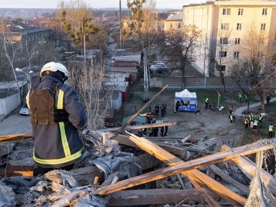 Rosyjska bomba uderzyła w blok mieszkalny. Nie żyje 11–letnie dziecko