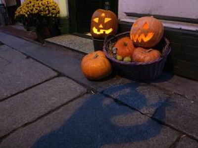 (Zły?) Ojciec nie zgadza się, by dzieci brały udział w Halloween. 