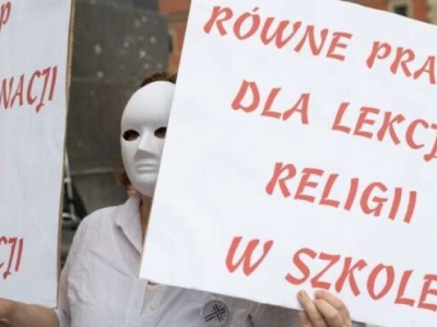 Wojna z religią. Zwolnią 11 tysięcy katechetów i każą im uczyć o śmieciach?