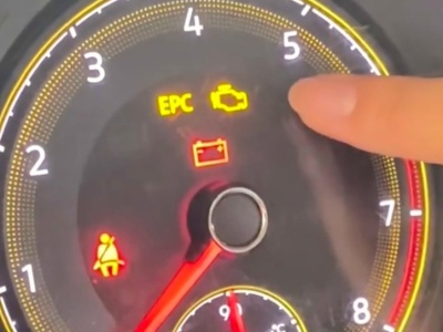 Jak skasować kontrolkę check engine bez komputera? Prosta metoda z TikToka