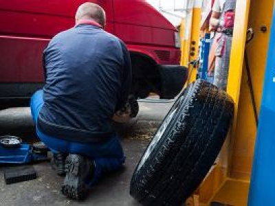 Na tę oś załóż lepsze opony. Specjaliści zgodnie stwierdzili, że tak będzie bezpieczniej