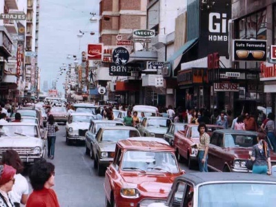 Podróż w czasie. Citroën AMI 8 i Peugeot 504 w Buenos Aires 50 lat temu