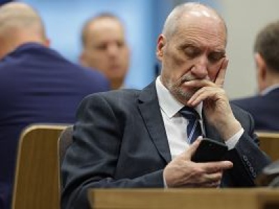 Policja sprawdza, czy Macierewicz złamał prawo. Media: Rajd byłego ministra ulicami Warszawy