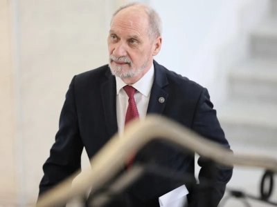 Macierewicz pędził ulicami Warszawy. Komunikat policji i reakcja Siemoniaka