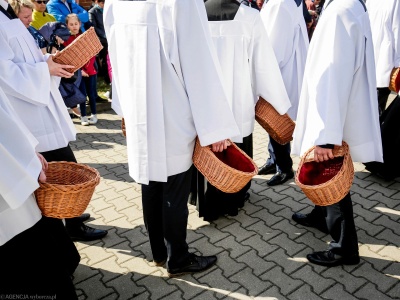 Kościół dostanie jeszcze więcej pieniędzy? Takie mogą być skutki zniesienia Funduszu Kościelnego