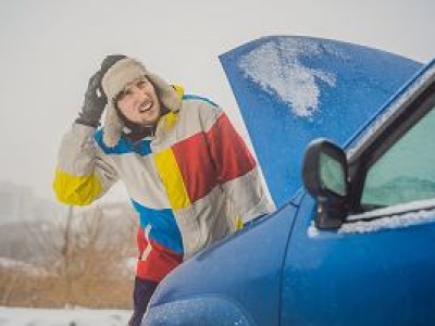 Zaczęło się. W chłodne dni zawsze zaglądaj pod maskę, zanim odpalisz auto. To bardzo ważne