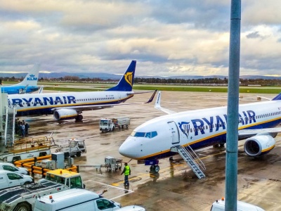 Ryanair zarabia coraz mniej i ogranicza wzrost liczby pasażerów