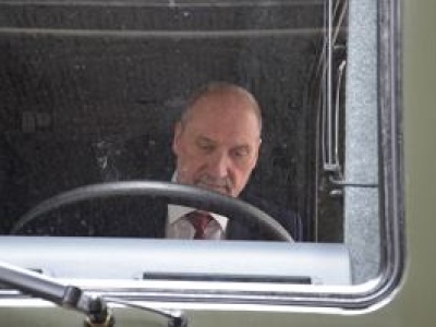 Jakim samochodem jeździ Antoni Macierewicz? 