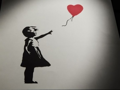 Kim jest Banksy? Współpracownik artysty wyjaśnia, czemu szybko się tego nie dowiemy