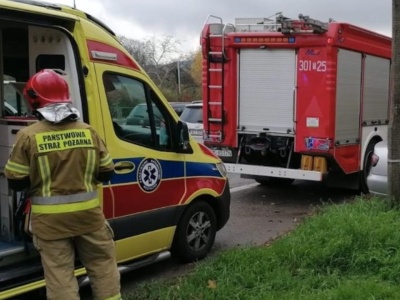 Dramatyczny wypadek szkolnego busa z dziećmi, pojazd przewrócił się na bok. Są poszkodowani