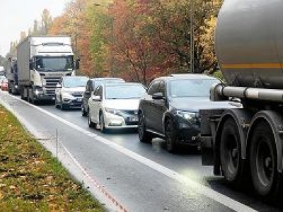 Silnik włączony czy wyłączony podczas postoju? To pytanie dzieli kierowców na 2 obozy. Kto ma rację?