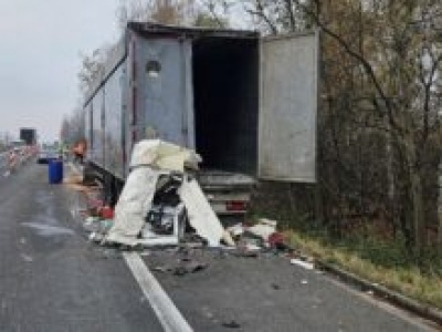 Śmiertelny wypadek na trasie S1. Kierowca potrącił mężczyznę stojącego przy ciężarówce