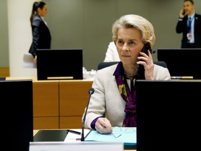 Ursula von der Leyen dzwoni do Donalda Trumpa. 