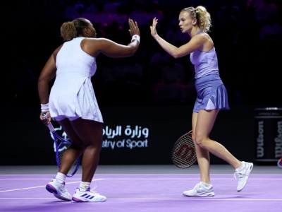 Set do zera w półfinale WTA Finals. Potem faworytki musiały się namęczyć