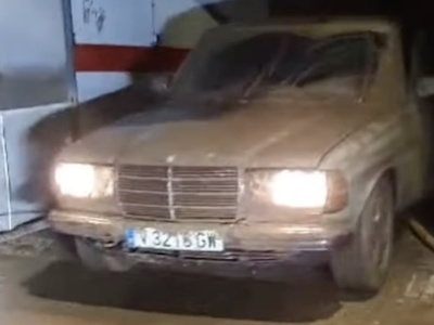 Co robi zalany 50-letni Mercedes W123? Wyjeżdża z garażu odpalając za pierwszym razem