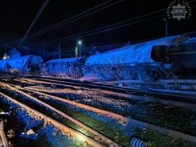 Zderzenie pociągów na Śląsku. Jedna osoba trafiła do szpitala